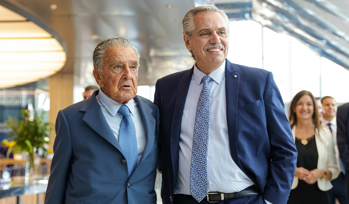 Eduardo Eurnekian, de la Corporacin Amrica(a la izquierda), con el presidente Alberto Fernndez. Foto: AA2000